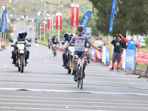 Así fue el momento en que Luis López, bicampeón de la Vuelta Ciclística llegaba a la meta, seguido por sus otros compañeros de categoría Élite Varones.