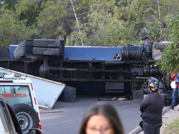 El percance ocurrió a la altura de la entrada de la Colonia El Trapiche, de Tegucigalpa, aparentemente por un desperfecto mecánico en la unidad transportadora de agua que tras volcarse dejó sin acceso la zona.