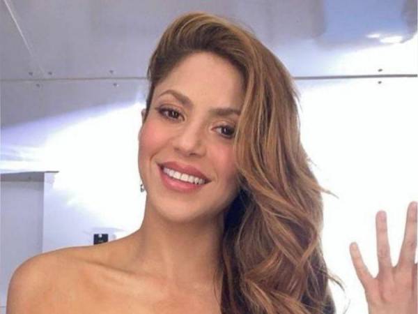 Una clínica estética de Barcelona aseguró ser la responsable de que Shakira se mire tan juvenil. La revista española VANITATIS entrevistó al personal de la clínica que aseguró que Shakira sabe muy bien lo que quiere cuando llega a hacerse los retoques.