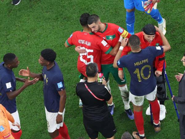 Francia avanzó a la gran final del Mundial de Qatar 2022 luego de derrotar 2-0 a Marruecos en un gran duelo disputado en el estadio Al-Bayt. Tras clasificarse al partido para definir al nuevo campeón del mundo, los franceses tuvieron un sincero gesto de deportividad y reconocieron a los marroquíes por su histórica participación en el torneo.