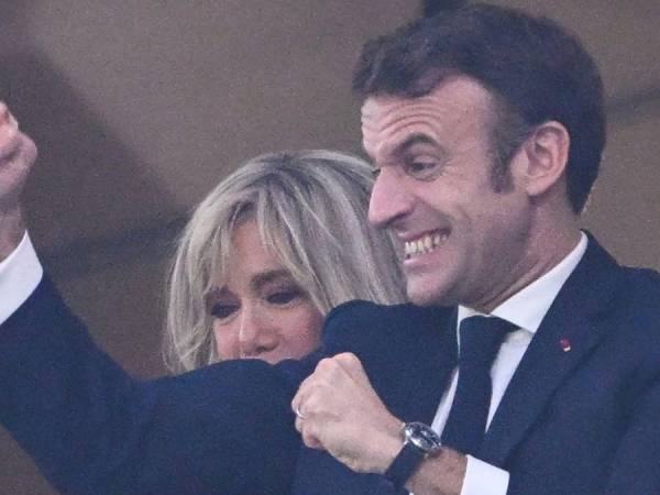 El presidente francés Emmanuel Macron llegó a Qatar para ser parte de la semifinal de Francia y este domingo presenciará la final ante Argentina. Aquí las imágenes de su eufórica entrada.