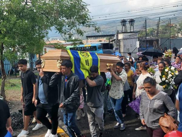 En medio de un velo de misterio, sobre cómo fue que su cuerpo apareció en El Álamo siendo que el accidente ocurrió en el bulevar Morazán, este viernes fue sepultada la joven futbolista Francis Rosmery Ochoa entre lamentos y consternación.