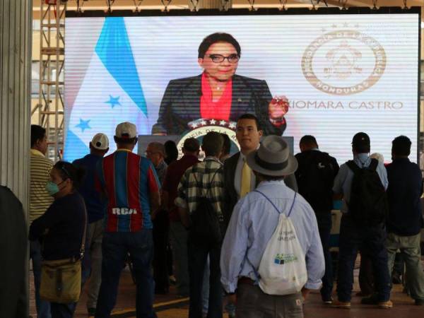 Las manifestaciones en el centro de la capital y algunas personas viendo en una gran pantalla lo que pasaba dentro del hemiciclo legislativo, esto es lo que no se vio de la instalación de la segunda legislatura del Congreso Nacional.