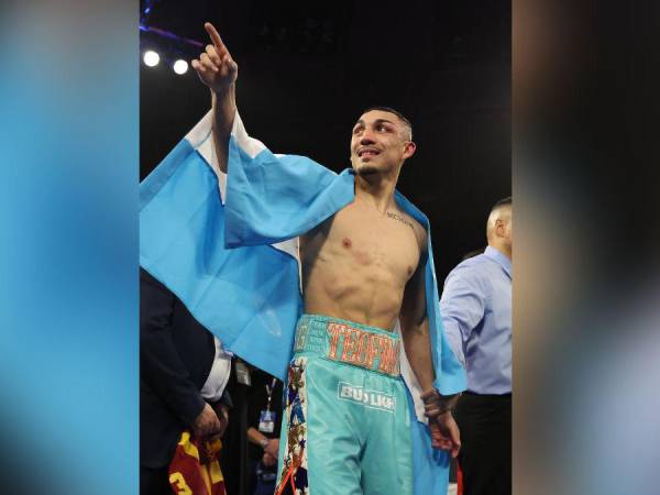 Con la frente en alto por su buen desempeño, con una sonrisa de victoria en su rostro y con el pabellón de Honduras sobre sus hombros, Teófimo López se coronó vencedor de la reñida pelea contra el español, Sandor Martín en el Madison Square Garden de Nueva York. Aquí las mejores fotos.