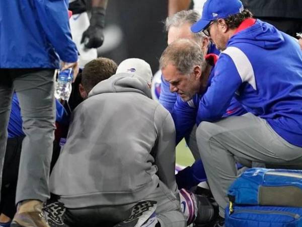 El partido de la NFL este lunes entre los Buffalo Bills y los Cincinnati Bengals fue suspendido luego de que el jugador Damar Hamlin (Bills) se desmayara en el campo y recibiera asistencia médica de urgencia antes de que una ambulancia se lo llevara al hospital.