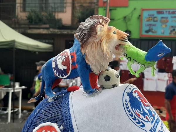 Con una multitudinaria afición del Olimpia y los seguidores de Potros, que destacaban con su color verde fluorescente entre los olimpistas, la lente de EL HERALDO captó las curiosidades que se vieron previo al pitazo inicial en el que se define al nuevo campeón de la Liga Nacional.