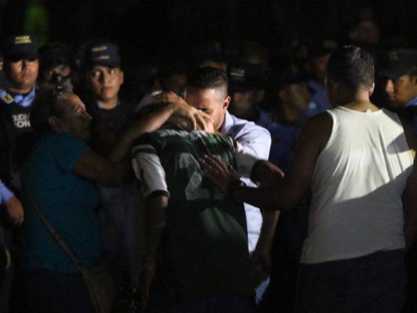 Más de 12 horas después, los familiares de las mujeres recluidas en la Penitenciaría Nacional Femenina de Adaptación Social (PNFAS) continuaban en vilo, pues a la morgue de la capital hondureña continuaban llegando ambulancias cargadas con cuerpos de las víctimas de la matanza registrada este martes en horas de la mañana. A continuación las dolorosas imágenes captadas por los fotorreporteros de EL HERALDO.