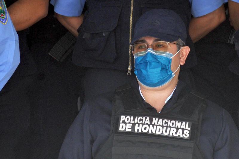 Mediático megaoperativo: 15 fotos de la captura del expresidente JOH previo a su extradición