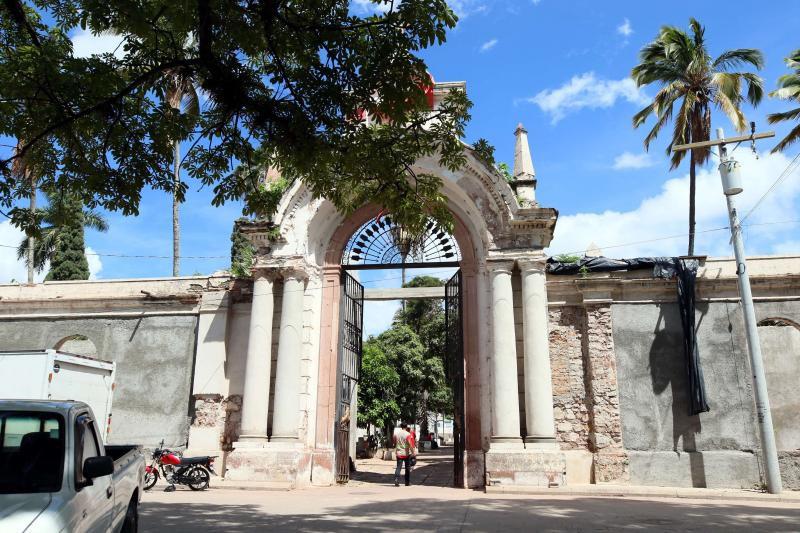 Para robar placas, cruces y hasta joyas: la eterna profanación de tumbas en Cementerio General de Tegucigalpa