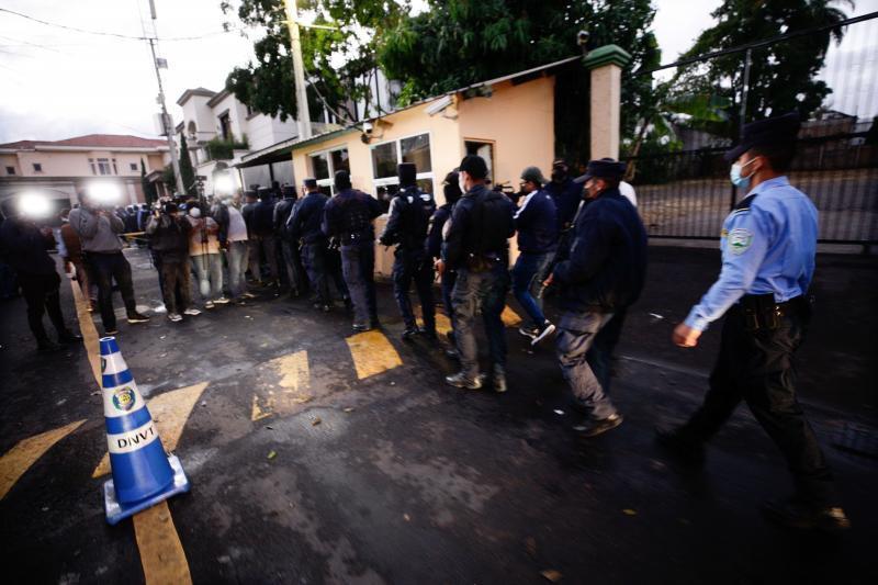 Mediático megaoperativo: 15 fotos de la captura del expresidente JOH previo a su extradición