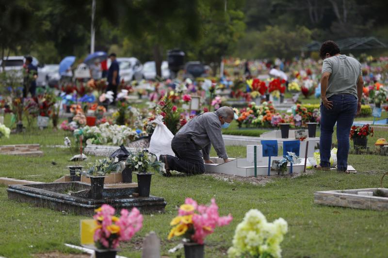 Con flores, coronas y hasta camisetas capitalinos acudieron a cementerios por el Día de Difuntos