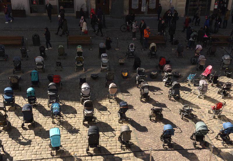 ¡Desgarrador! Decenas de coches en plaza de Ucrania en honor a los bebés muertos en el conflicto