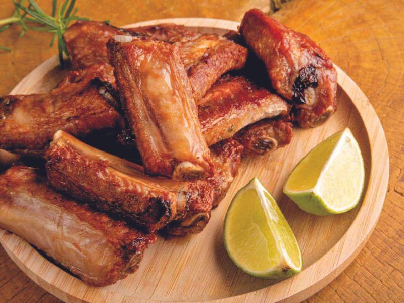 Costillas de cerdo fritas.