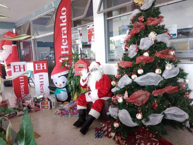 Santa Claus llega este lunes a las instalaciones de Correos de Honduras para entregar los obsequios a todos los niños que le escribieron.