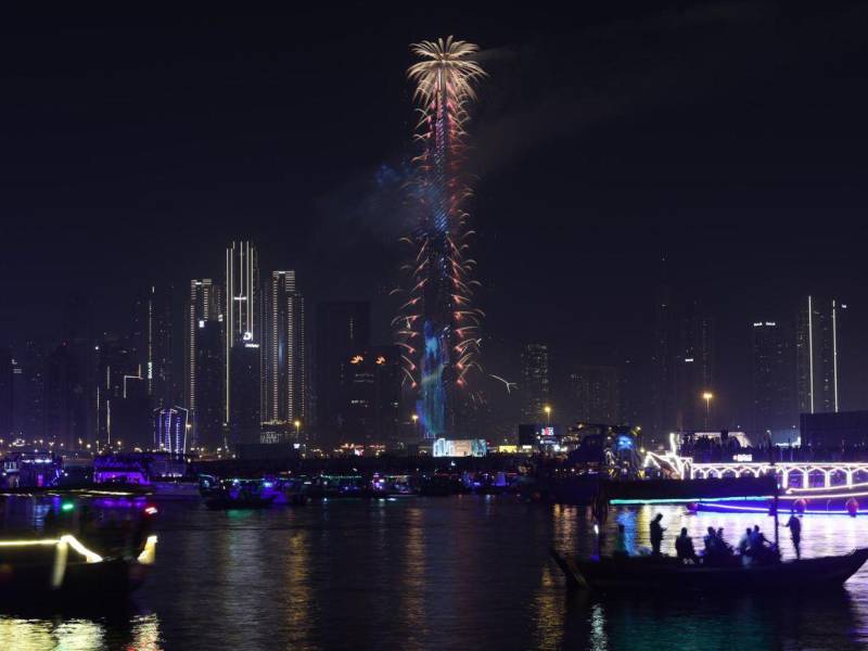 Burj Khalifa, el edificio más alto del mundo, se iluminó a las 12:00 de la madrugada del 1 de enero de 2025.