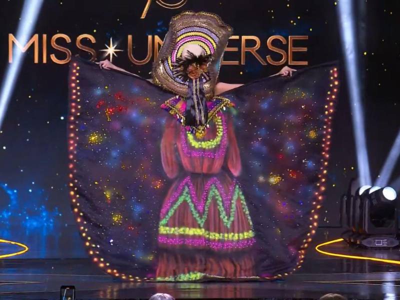 Stephanie Cam, Miss Honduras 2024, deslumbró en la gala preliminar del Miss Universo con su traje típico “El encuentro de los pueblos”.