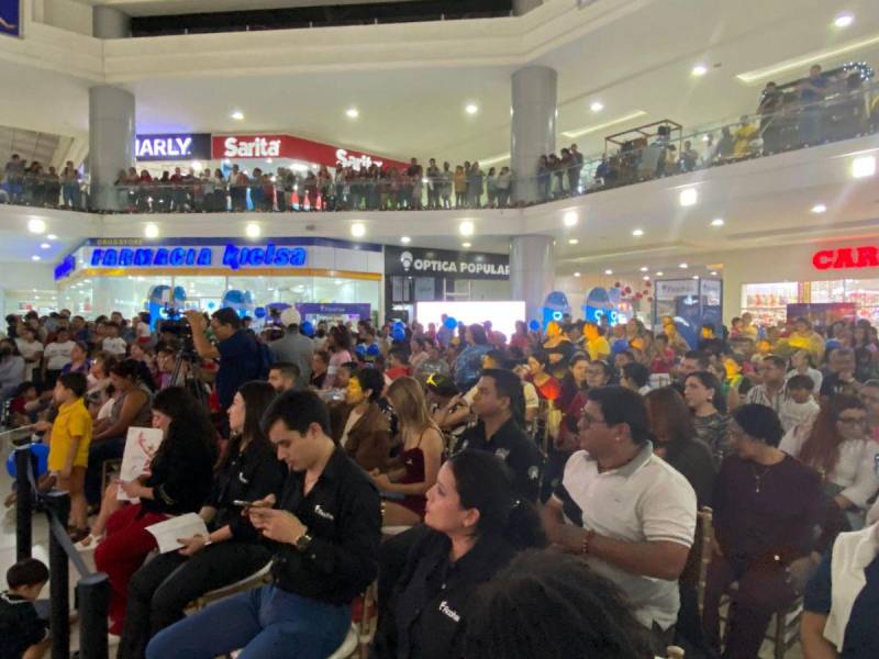 El evento contó con el encendido de árboles de Navidad, entretenimiento en vivo, y una obra de teatro, invitando a las familias a disfrutar promociones y actividades festivas.