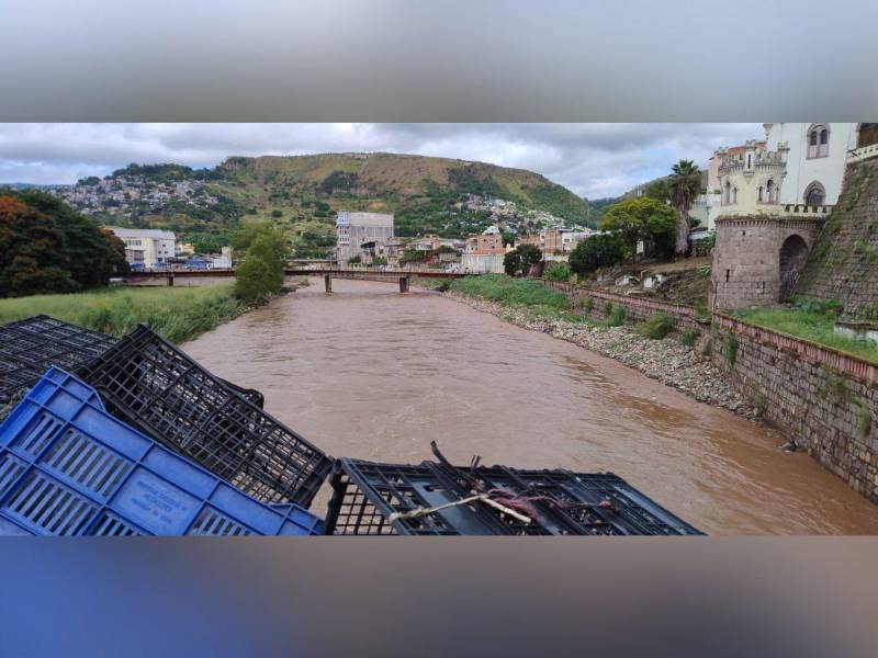 Tras las intensas lluvias que estuvieron azotando al país este fin de semana por la tormenta Sara, el río Choluteca que atraviesa Tegucigalpa y Comayagüela, ha registrado una disminución en su caudal.