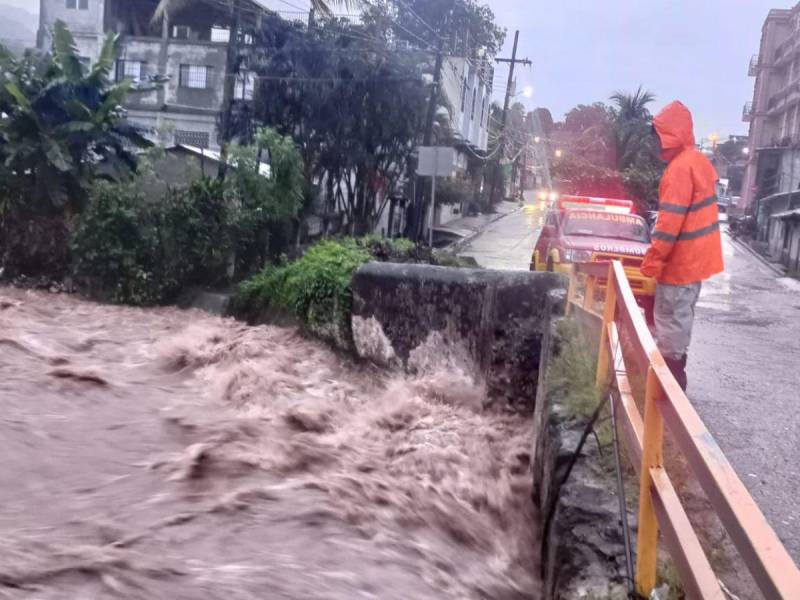 En Santa Bárbara los niveles de los ríos han aumentado con el paso de la tormenta tropical Sara por el occidente de Honduras.