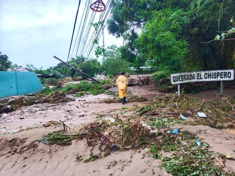 Desde que ingresó al país, la tormenta Sara ha doblegado a centenares de hondureños, dejando comunidades incomunicadas, ciudadanos damnificados y diversos daños. Más detalles a continuación.