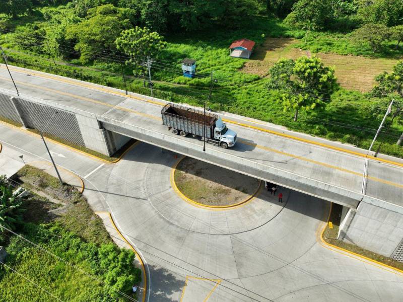 Se ejecutaron una serie de obras para aliviar la entrada y salida de la ciudad de La Ceiba, Atlántida, entre ellas un paso a desnivel.