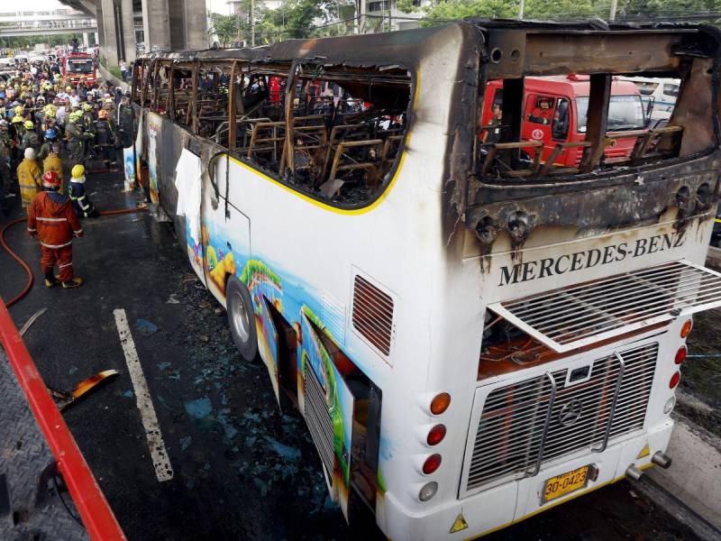 Tailandia recupera los cadáveres de las 23 víctimas de incendio en autobús