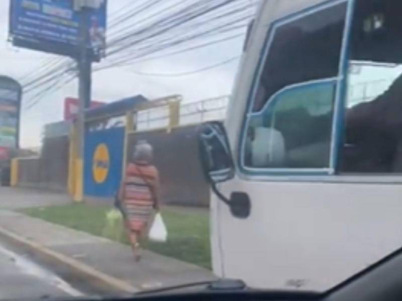 Momento en el que caminaba la anciana en la acera donde se subió el “busito”.