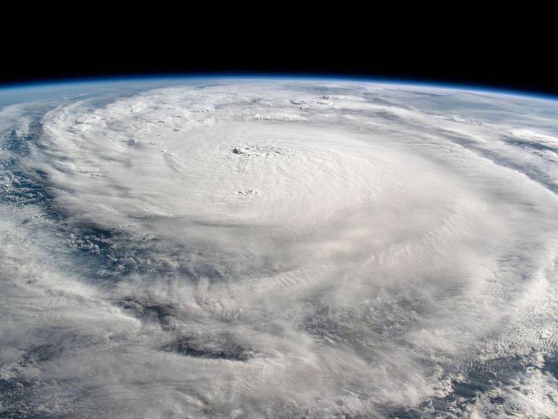 Milton sigue perdiendo intensidad y baja a categoría 3 mientras se aproxima a Florida