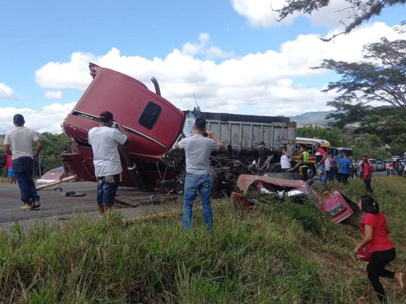 Aparte de los dos conductores, no se reportaron personas heridas, así como las otros vehículos.