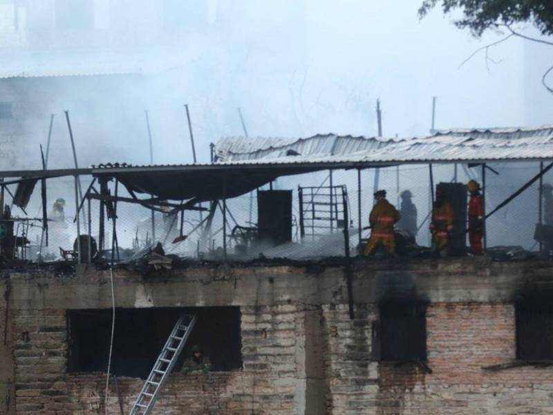 ”Desde cero tendrán que empezar más de 50 comerciantes que lo perdieron todo en el voraz incendio del mercado Las Américas, que les arrebató su principal fuente de ingresos.