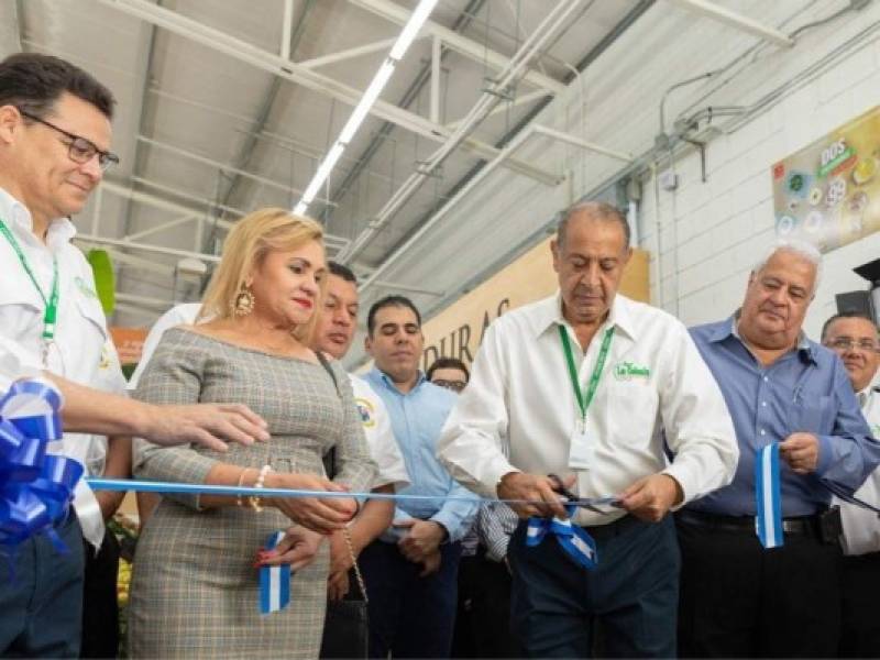 Corte de la cinta inaugural a cargo de ejecutivos de Supermercados La Colonia.