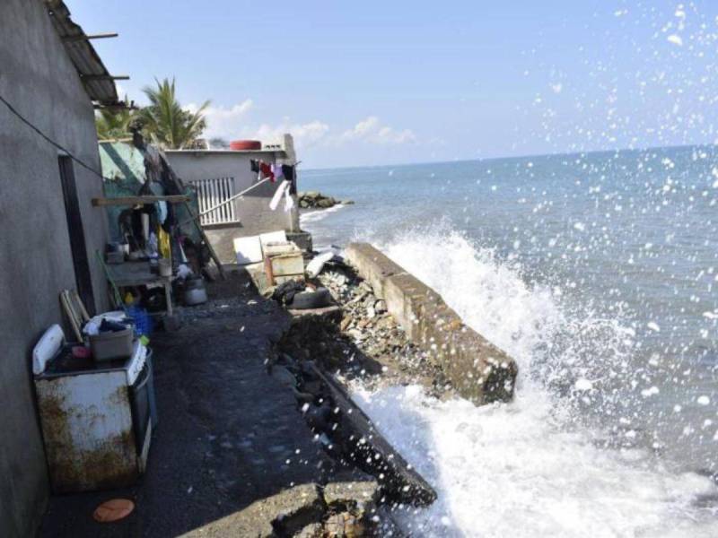 En la década de los 90, empresarios hoteleros construyeron rompeolas para reducir el impacto del mar en La Ceiba.