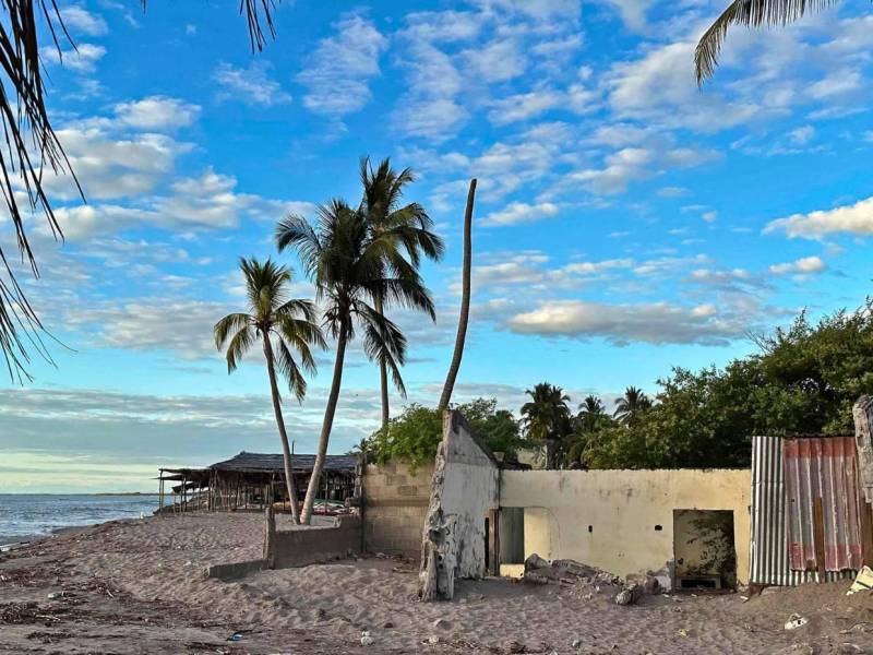 Los habitantes de Cedeño libran una lucha que están perdiendo contra el mar, que en los últimos 30 años se ha tragado centenares de construcciones que estuvieron frente a la playa.