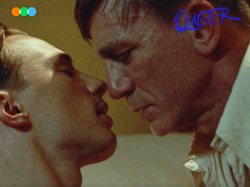 En Queer, Craig comparte protagonismo con Drew Starkey, que interpreta a su joven amante, Eugene, en un filme que se desarrolla en una pesada atmósfera, bajo un asfixiante calor de una Ciudad de México que se recreó en los estudios romanos de Cinecittà.