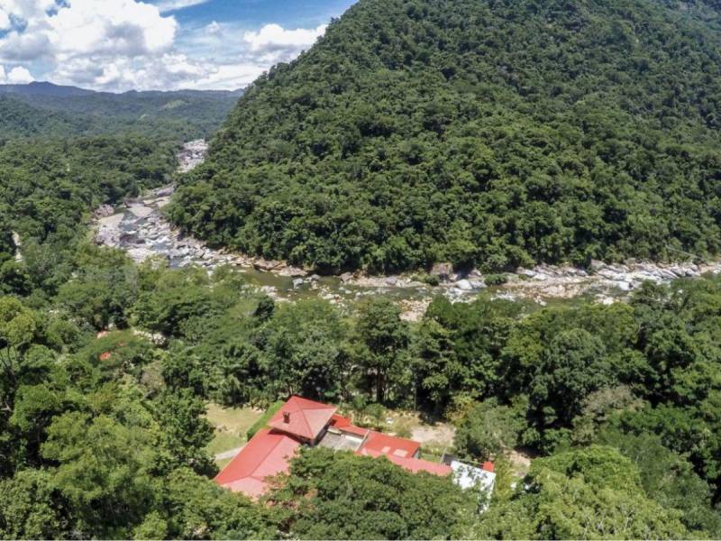 El Parque Nacional Pico Bonito tiene límites con cinco municipios; cuatro de Atlántida y uno de Yoro.