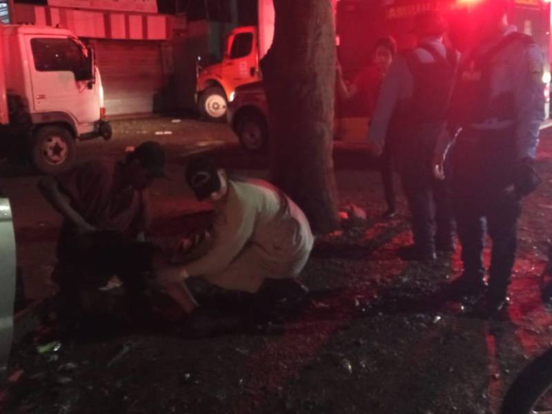 Personal del Cuerpo de Bomberos atendió la emergencia donde el joven estudiante perdió la vida al impactar con un camioncito.