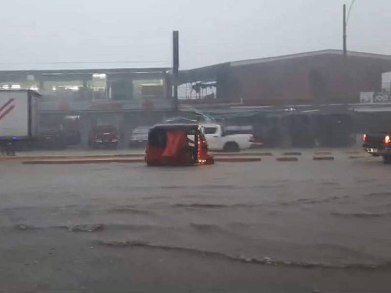 Las tormentas dejaron calles inundadas en varias zonas del país.