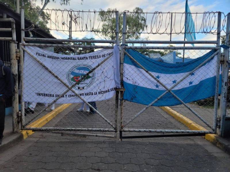 Algunos centros asistenciales amanecieron con las banderas puestas en los portones.