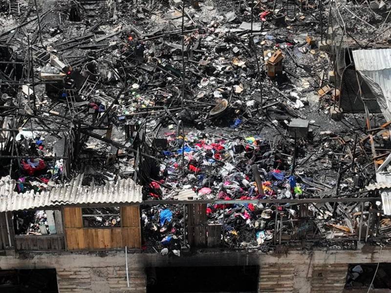 Reducidos a escombros quedaron decenas de puestos en el mercado adyacente a Las Américas, conocido como mercado del Puente Carías, donde esta madrugada un voraz incendio acabó con el esfuerzo de años de decenas de comerciantes. Así se ve desde los aires la zona cero.