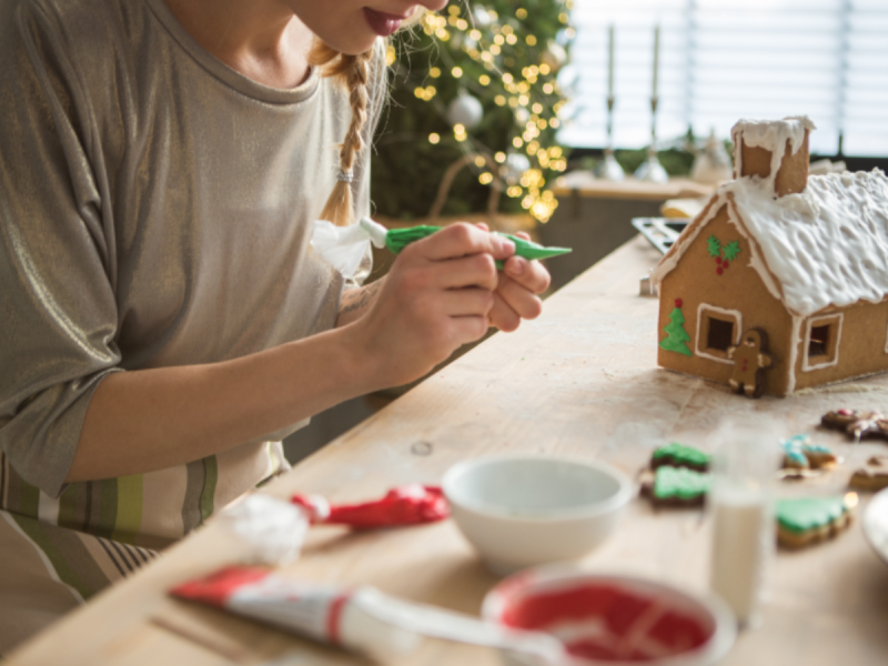 Decorar las galletitas navideñas es una excelente actividad en familia.