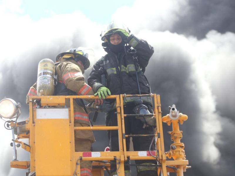 Los bomberos trabajando para controlar el incendio en colonia El Prado, Tegucigalpa.