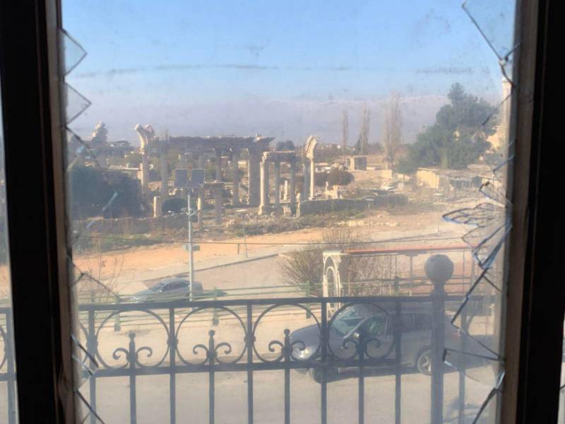 Las ruinas grecorromanas de Baalbek, en el este del Líbano, vistas a través de un cristal roto en el Hotel Palmira.