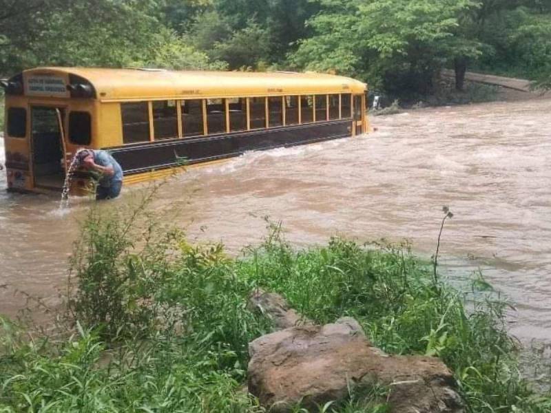 El nivel del agua a provocado de medios de transporte se queden varados en medio de los puentes que antes eran transitables.