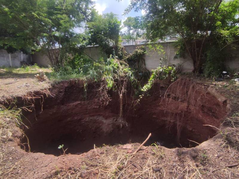 Socavón amenaza muro de una escuela de Tegucigalpa