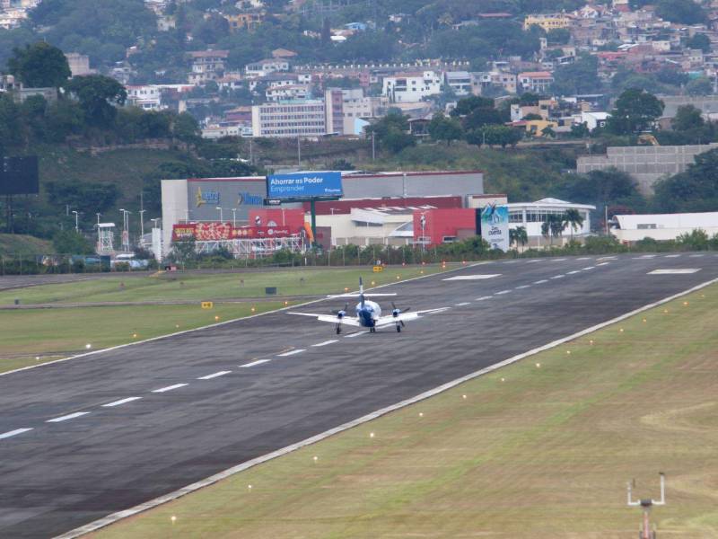 En el aeropuerto de Toncontín, en la capital, se siguen moviendo vuelos privados internacionales y charter.