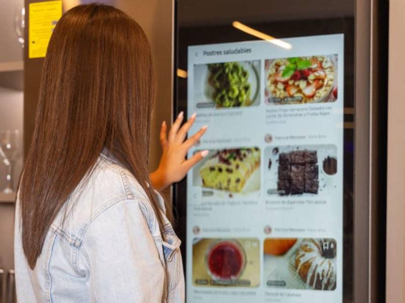 Los refrigeradores de Samsung le indican los alimentos disponibles y los que están próximos a caducar.