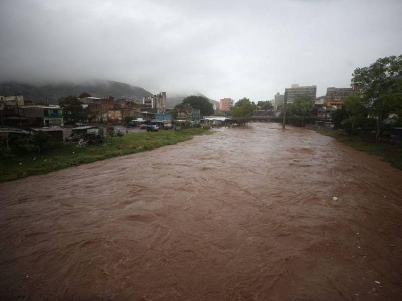 La crecida del río Choluteca fue una evidencia de la gran cantidad de agua que se reportó en la capital.