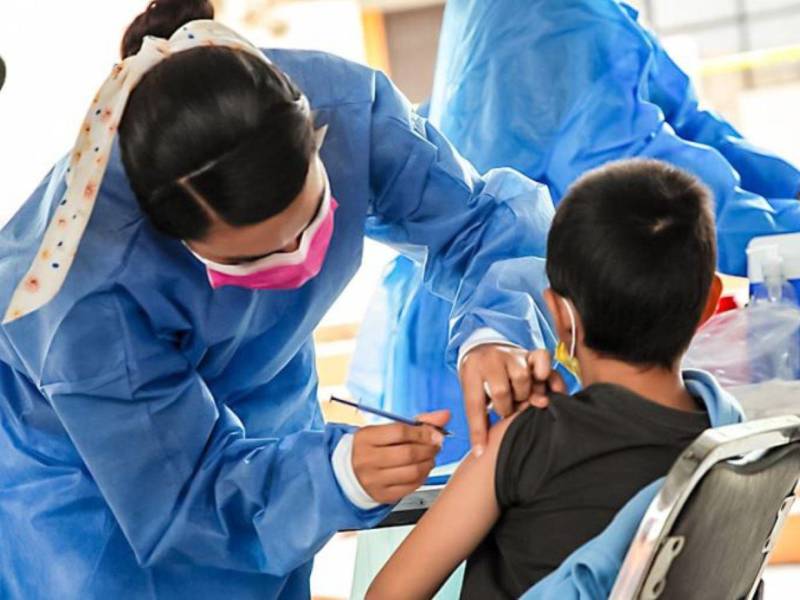 La Sesal inicia vacunación contra el dengue en menores de 6 a 16 años en 2025. Tegucigalpa será prioridad, con 25,000 niños en la primera fase. Las vacunas están en la Región Metropolitana de Salud.