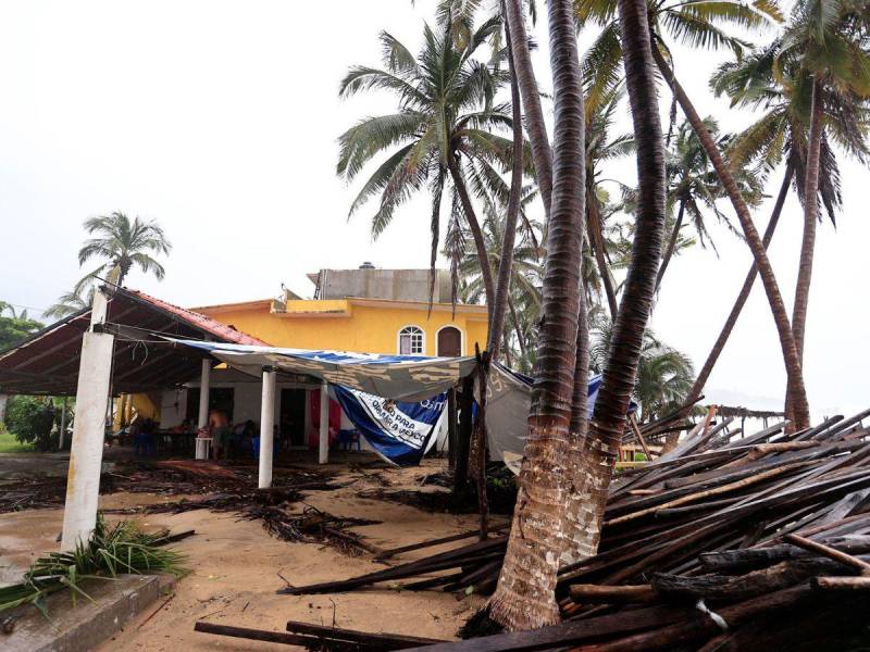 Fotografía de las afectaciones dejadas por el paso del huracán ‘John’, este miércoles en el balneario de Acapulco, en el estado de Guerrero.