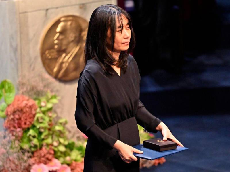 La surcoreana Han Kang recibió el Premio Nobel de Literatura, fue la única mujer premiada en esta edición.